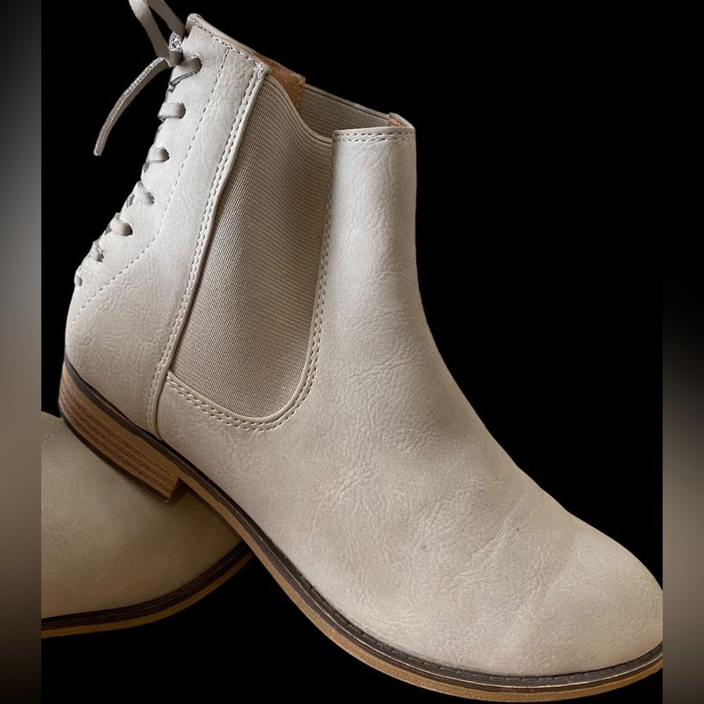 Women’s taupe slip on ankle boots vegan suede lace up back EUC size 7